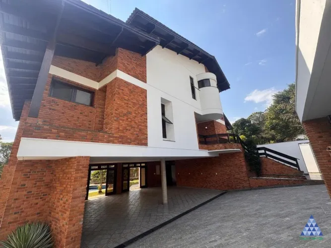 Espaçosa e completa: Casa com 5 dormitórios, piscina e 6 vagas na Serra da Cantareira