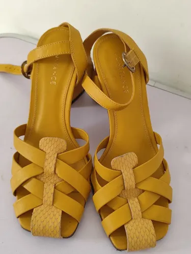 Sandália couro amarelo