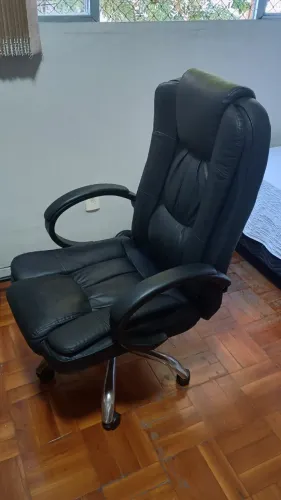 Cadeira de Escritório Presidente Preta - Excelente Estado (Giratória e Com Regulagem)