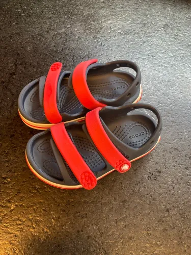 Sandália crocs C8 em perfeito estado