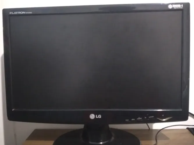 Monitor LG Flatron W1943C 18,5 funcionando com detalhe no plug