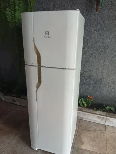 Geladeira Eletrolux Frost Free v 220 valor 750 reais com entrega