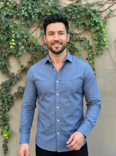 Camisa social manga longa Tommy azul. Varios tamanhos disponíveis 