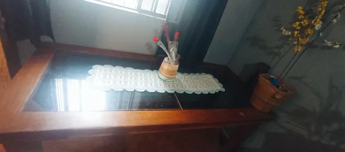 Mesa de vidro de madeira