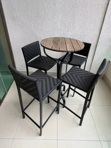 Conjunto com 4 Cadeiras Altas - Varanda ou Piscina - Design Moderno e Funcional