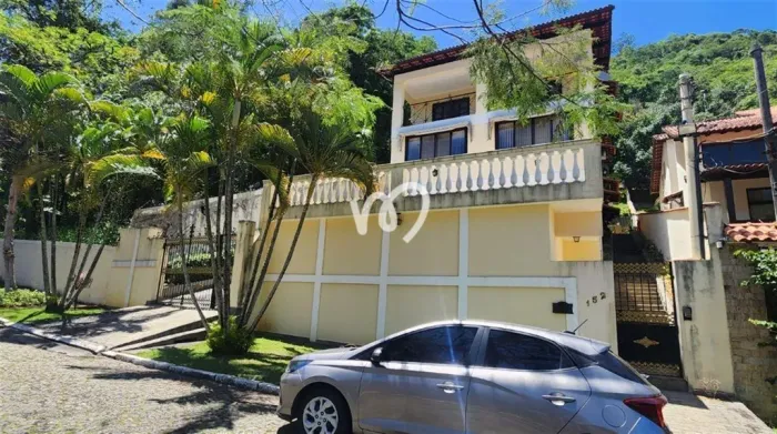 Maravilhosa Casa de 990m² no pé da Serra com vista linda!