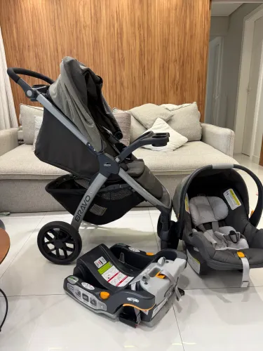Carrinho Bebê com Bebê Conforto