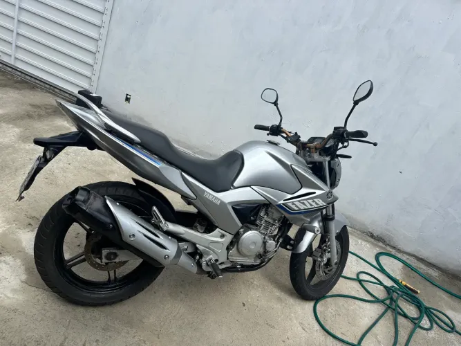 Fazer 250 cc emplacada