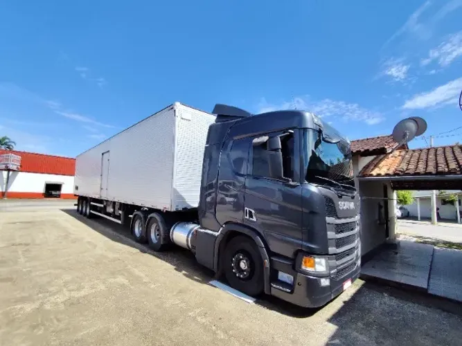 Scania R450 A6x2 2019 + Carreta Baú 2016 + rastreador onixsat