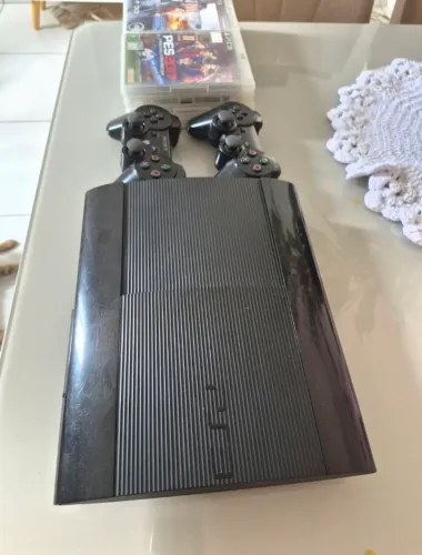 Vendo Playstation3, Completo com vários jogos e dois controles originais.