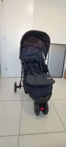 Carrinho de bebê com bebê conforto praticamente novos 