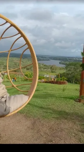Vendo lote no belíssimo condomínio Jardim dos Girassóis. Possui uma vista incrível.