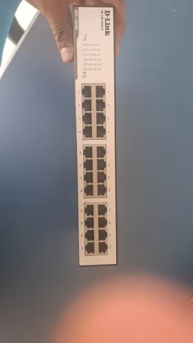 Switch D-Link DES-1024D ? 24 portas RJ-45