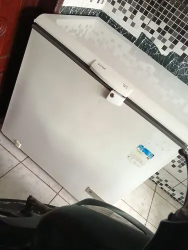 Freezer ele tá só esfriando,não tá gelando, também não sei o problema.