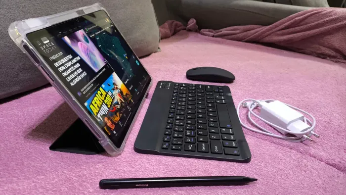 Tablet com acessórios