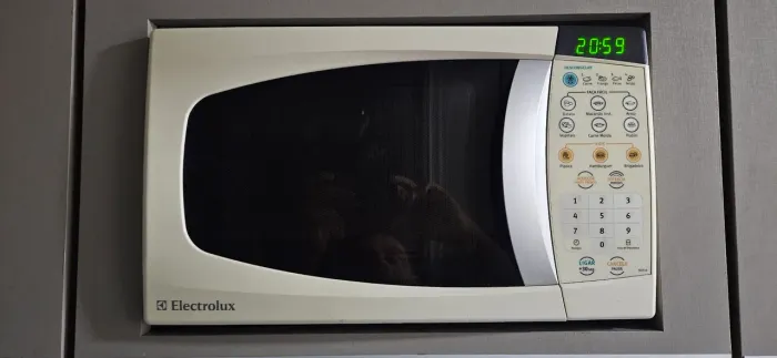 Microondas electrolux MEF28 (18litros usado) 127V