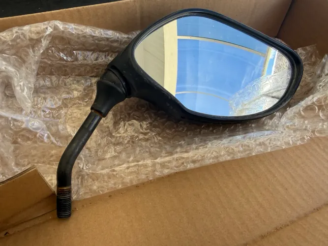 Retrovisor direito da Honda SH 150.