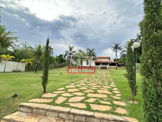 Linda chácara em Caldas Novas. - Área total: 90.000 m2 (1 alqueire e 68 litros).
