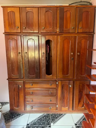 GUARDA-ROUPA DE MADEIRA MACIÇA