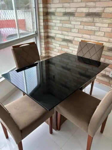 VENDO MESA COM 4 CADEIRAS