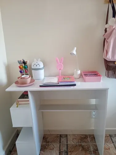 Escrivaninha simples com nichos