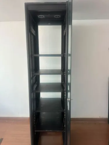 Rack de Piso Servidor 44U x 670mm Triunfo Padrão 19" + 6 Bandejas Inclusas