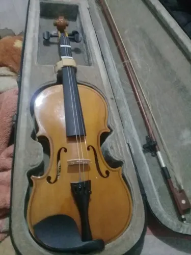 Violino com uma corda faltando