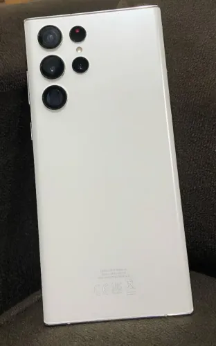 SAMSUNG S22 ULTRA COM UMA  LISTRA NO CANTO DA TELA NÃO INTERFERE EM NADA 