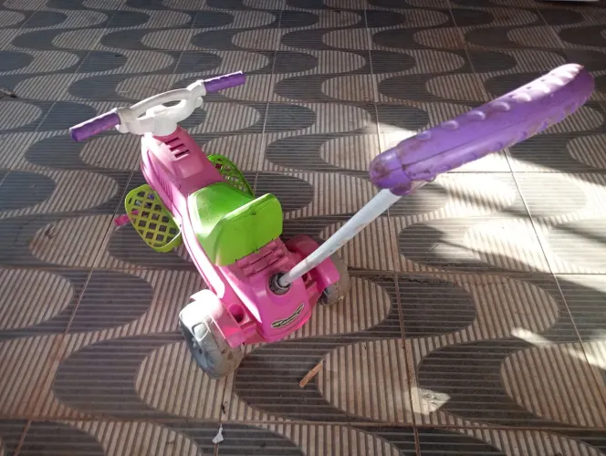 Motoquinha infantil menina,marca calesita
