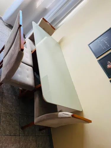 Vende-se mesa com 4 cadeiras, madeira maciça. Obs: o vidro está com uma ponta trincada.