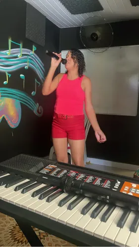 Escola de musica aulas de canto, violão,guitarra e muito mais.