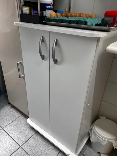 armário multiuso branco com rodinhas