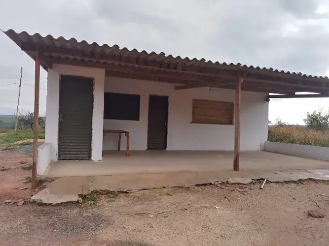 Casa com frente para comércio e área de 3.000 m², em Gameleira/GO