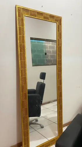 ESPELHO GRANDE DE SALÃO COM MOLDURA DOURADA