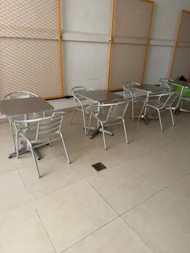 Mesa com cadeiras para área externa