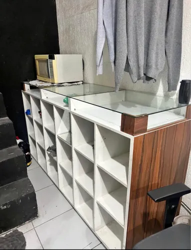 Balcao de recepção com vidro e nichos