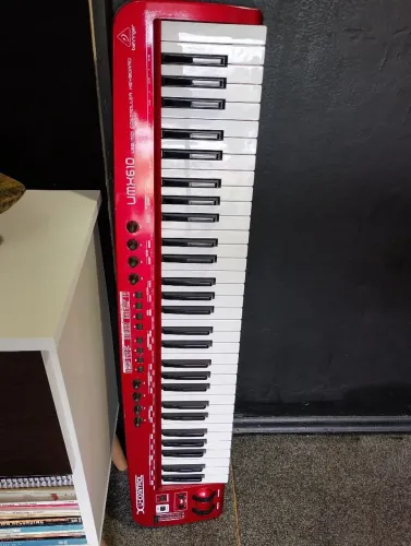 Controlador MIDI Behringer UMX 61