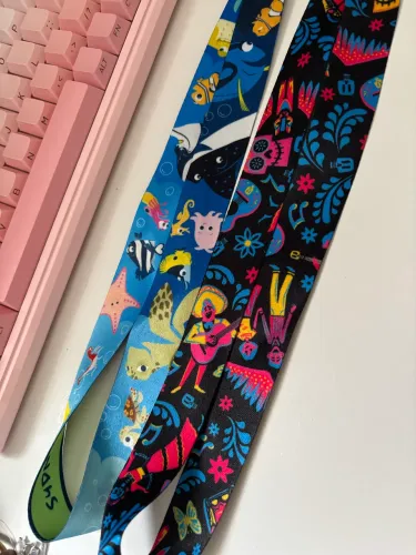 Cordão para crachá oficial original Disney Pixar Lanyard Autismo