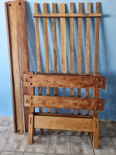 Cama de solteiro - de madeira maciça
