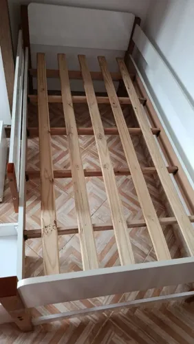 Cama infantil com escadinha e caixotes