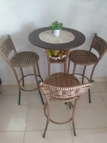 Conjunto de mesa alta (estilo bistrô ou bar) com três banquetas.