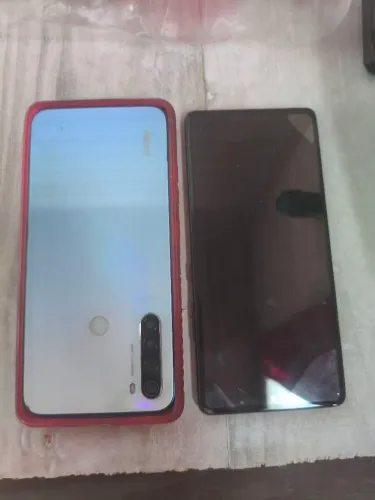 Dois celulares com defeitos