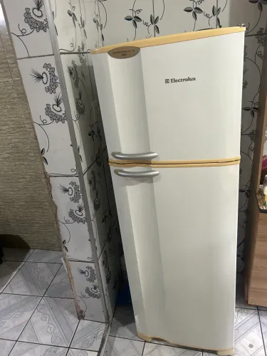 Geladeira eléctrolux com defeito está gelando pouco parte de baixo