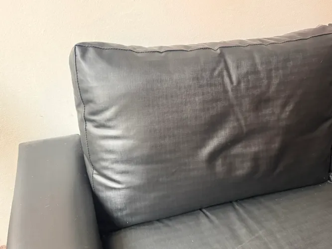 Sofá retrátil de couro sintético preto