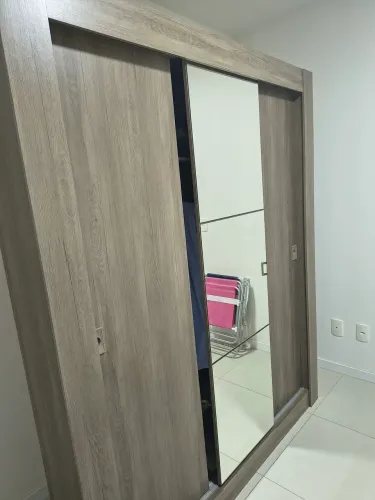 Guarda Roupa com Espelho