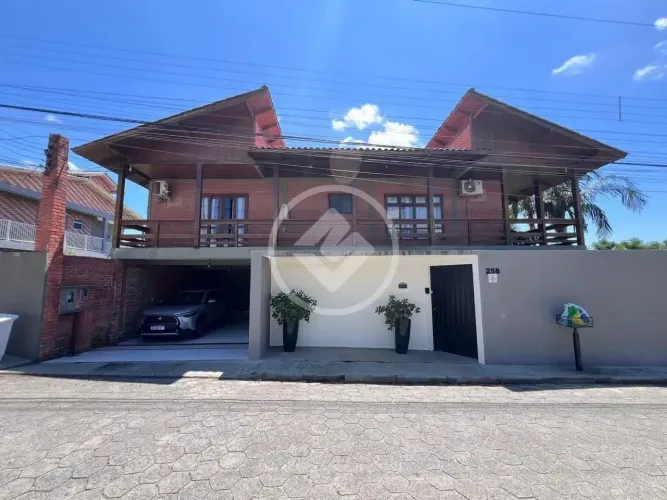 Casa com Vista para Mar, Jardim, Edícula e Campo de Futebol codigo: 307858