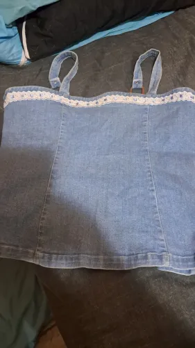 Cropdes em jeens bordados e bermudas 