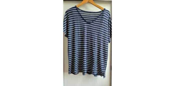 Blusa Listrada Azul Marinho e Branca Malha de Algodão Tam GG Decote V