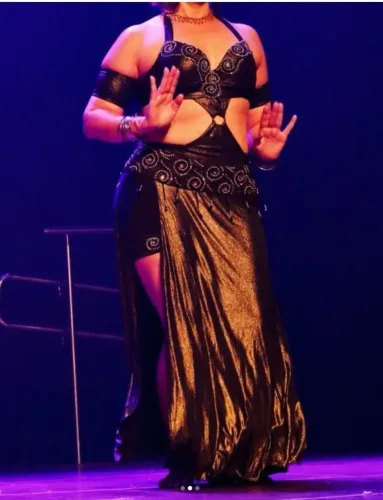 Figurino artesanal de dança do ventre, estilo moderno.