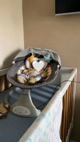 Cadeirinha de descanso elétrica. Balança e toca música.